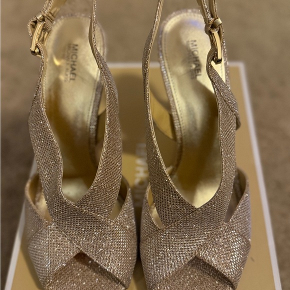 MICHAEL KORS glittered gold/silver sandal . - Picture 5 of 6